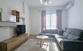 Myhouse At 21 Dhjetori